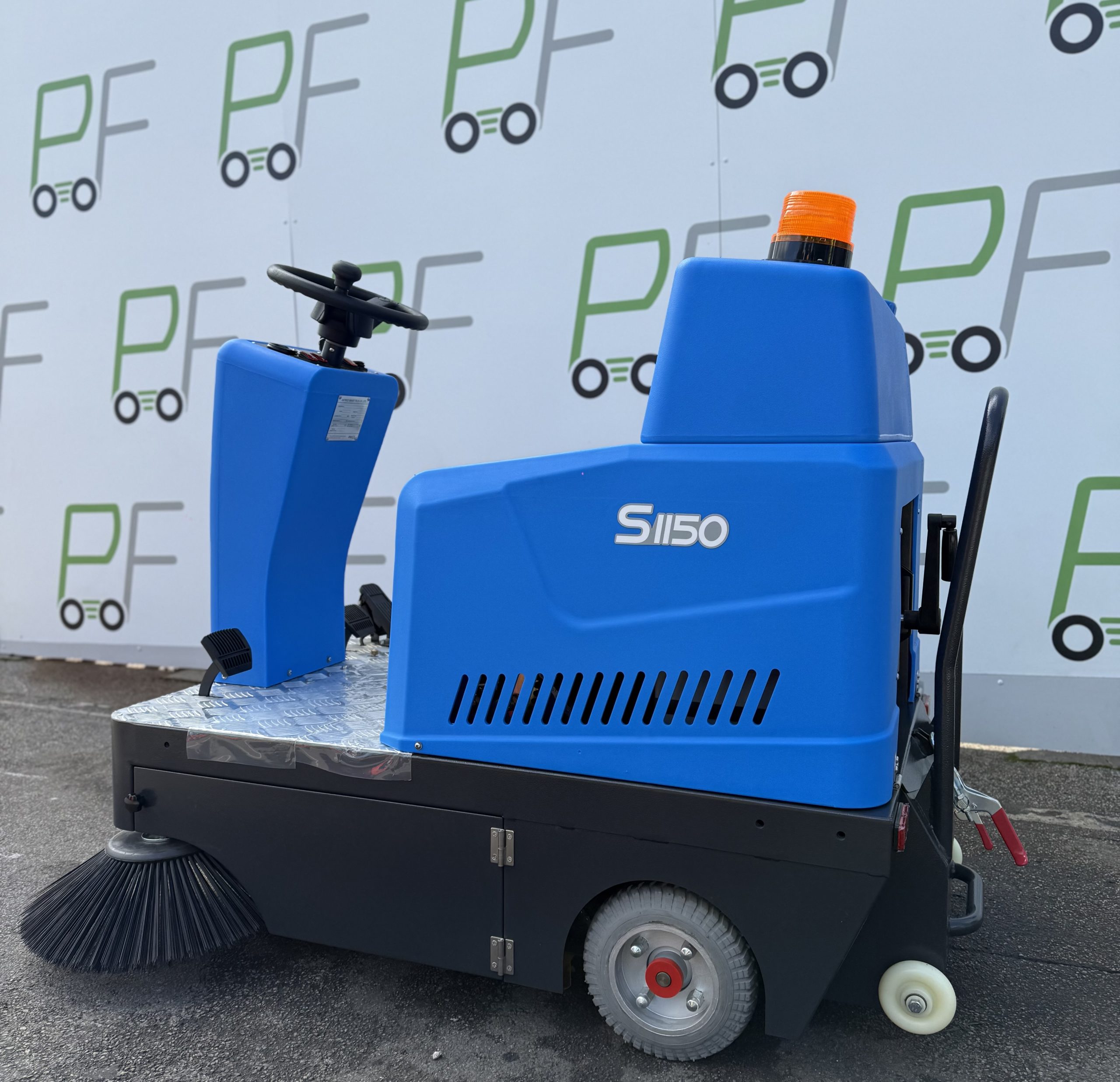 🧹 S1150 Ride-On Sweeper